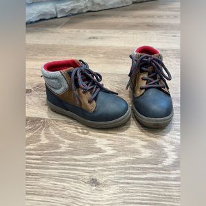 Oshkosh toddler boy boots, size 7